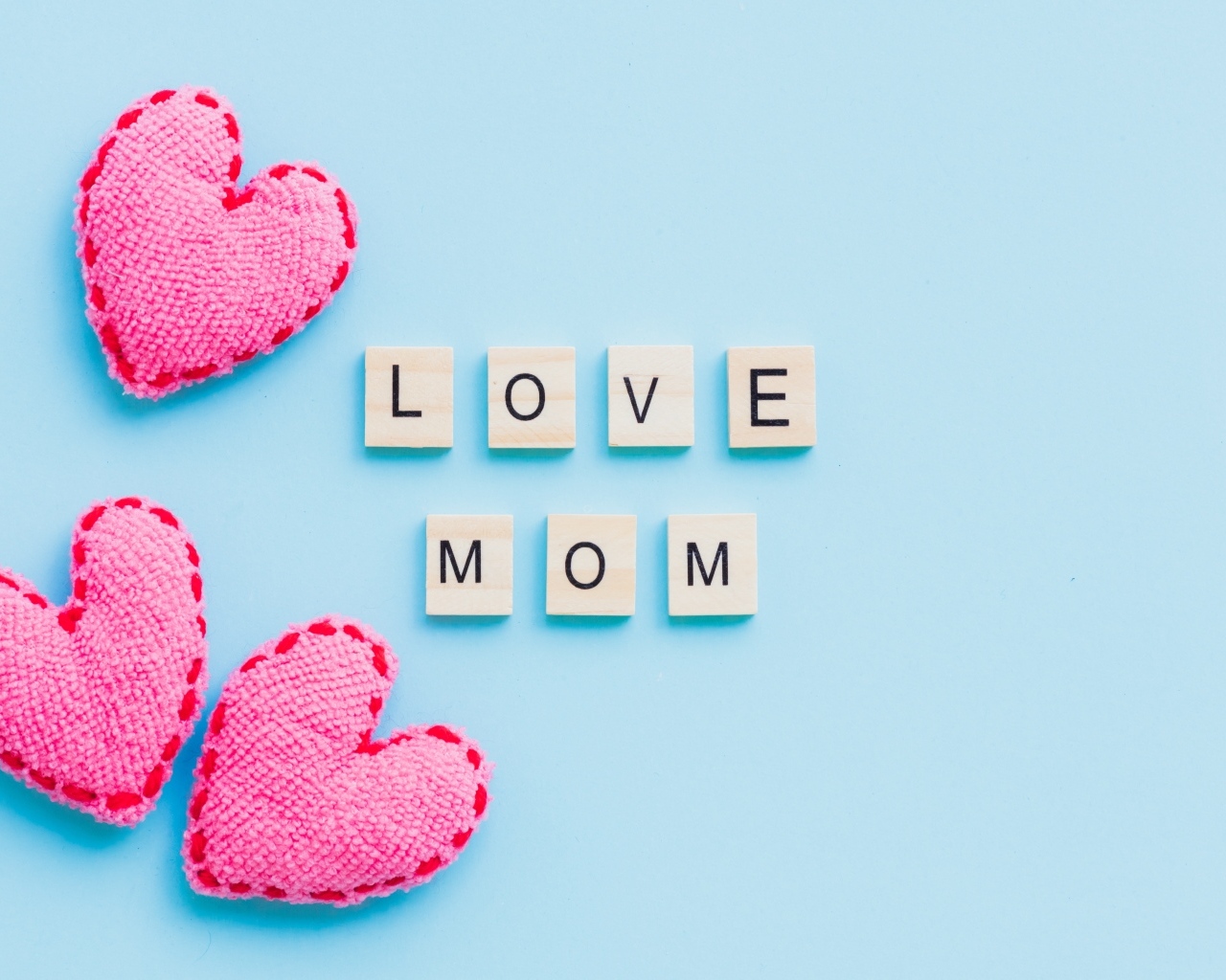 Сердечки и надпись Я люблю маму на голубом фоне