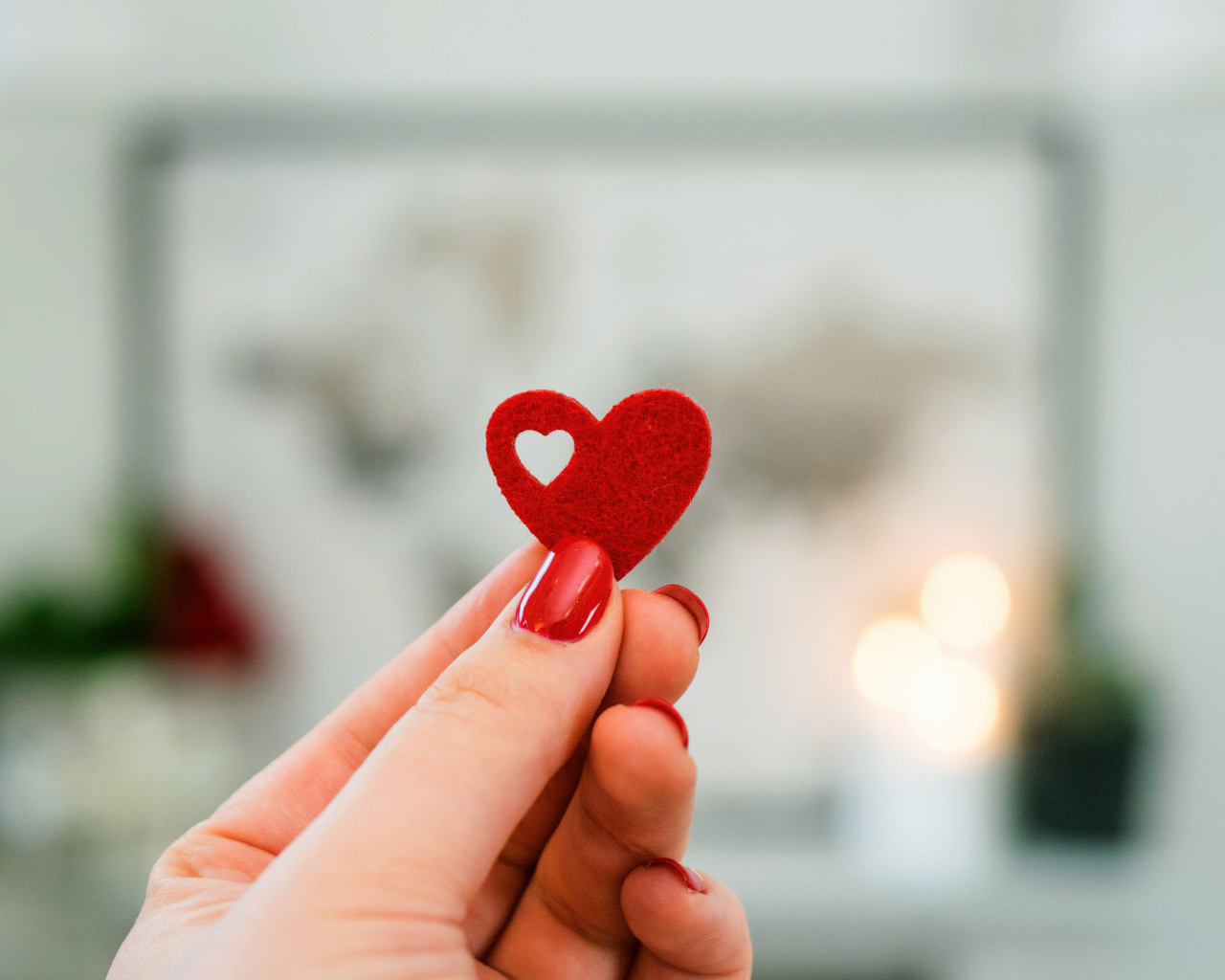 Маленькое красное сердечко в руке