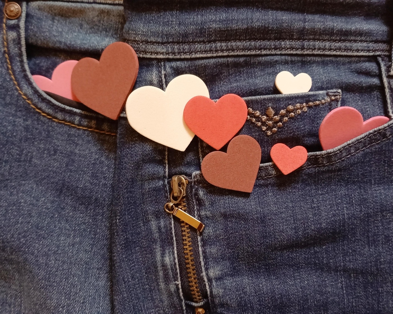 Маленькие красные сердечки в карманах джинсов