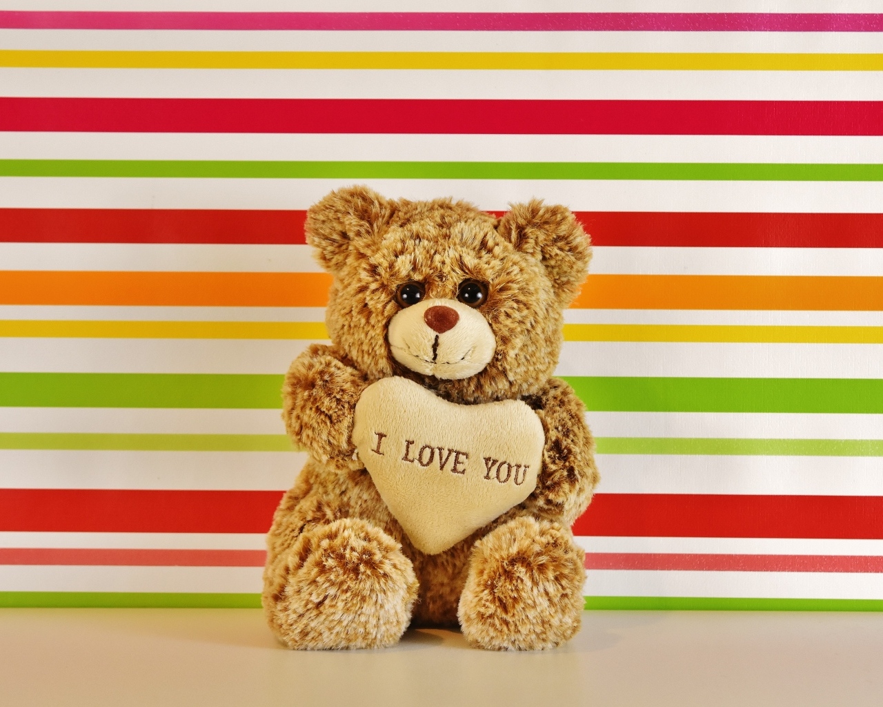 Плюшевый милый медвежонок с сердечком