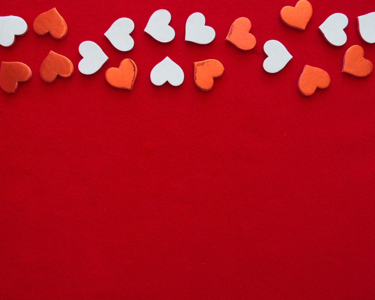 Красный фон для шаблона с маленькими сердечками