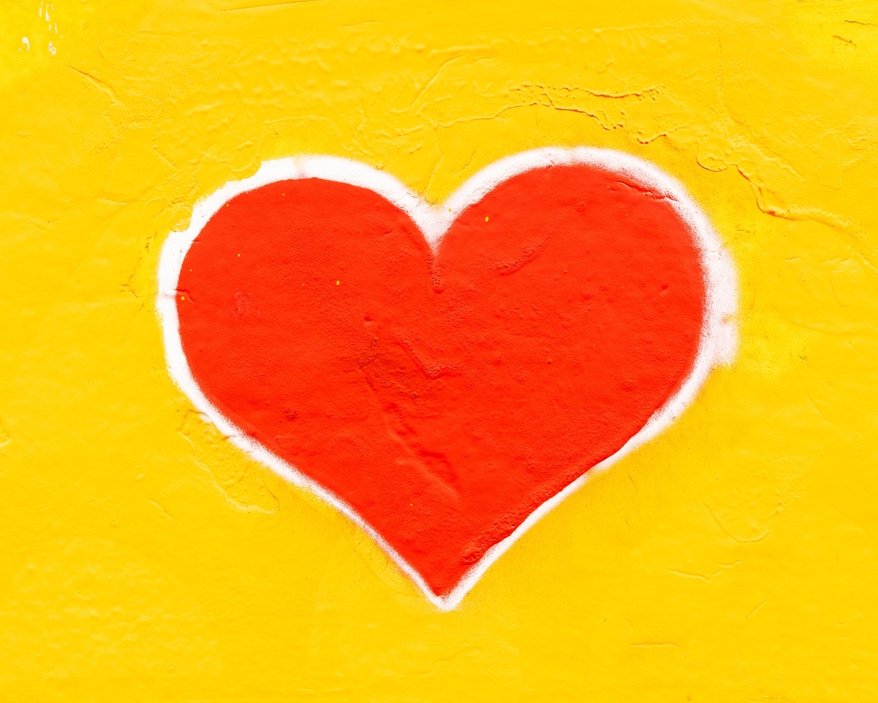 Красное сердце на желтом фоне