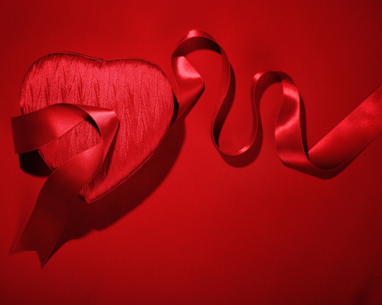 Красное атласное сердце с лентой