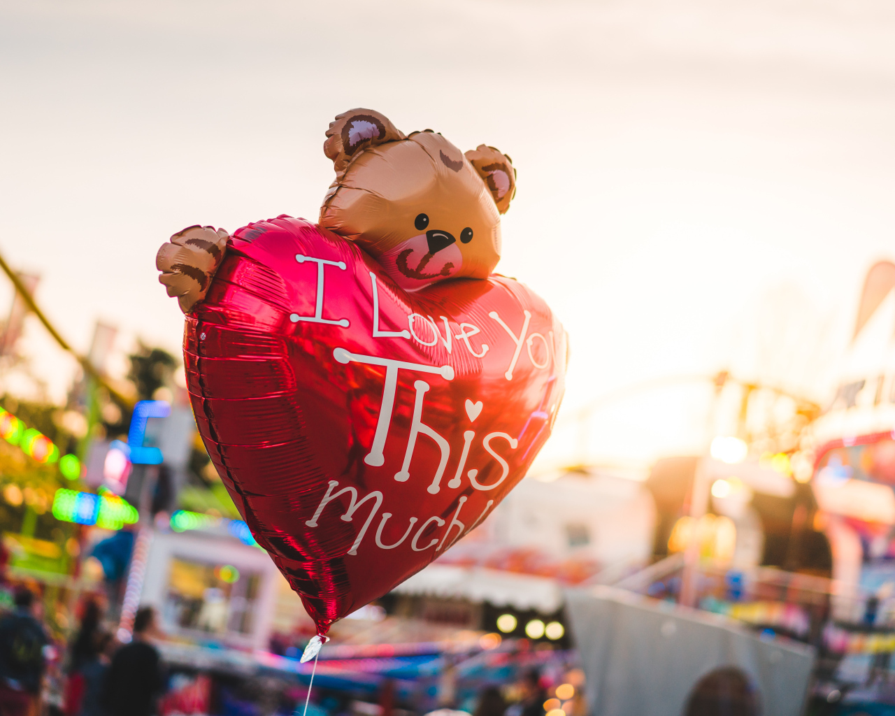 Воздушный шарик плюшевый мишка с сердцем для любимой