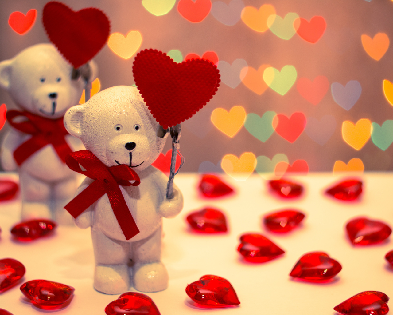 Статуэтки мишки с красными сердечками