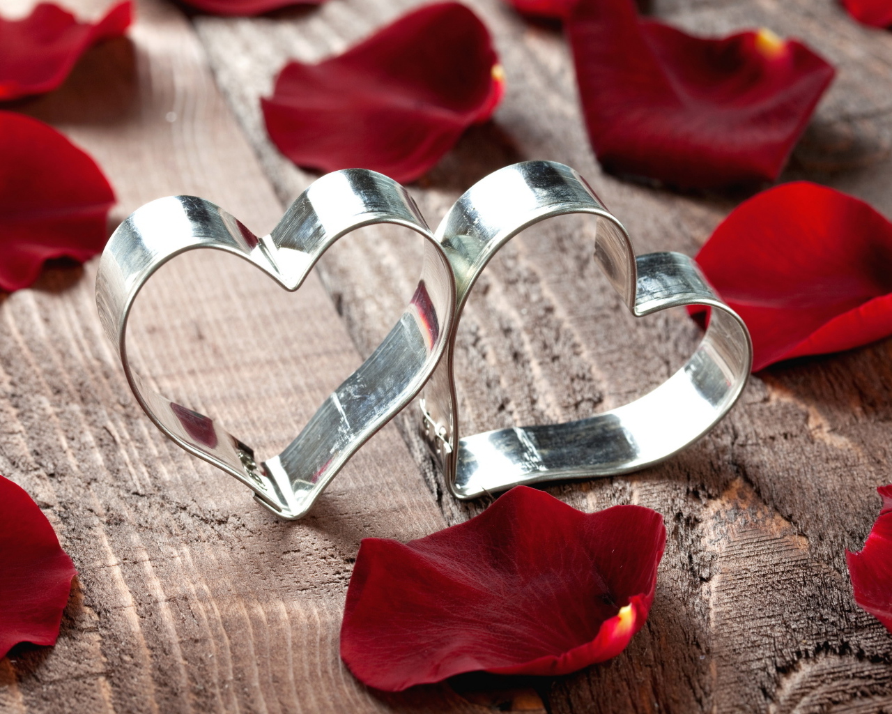 Две формочки в форме сердца с красными лепестками розы