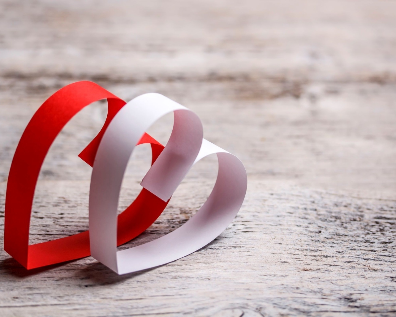 Два бумажных сердца на столе