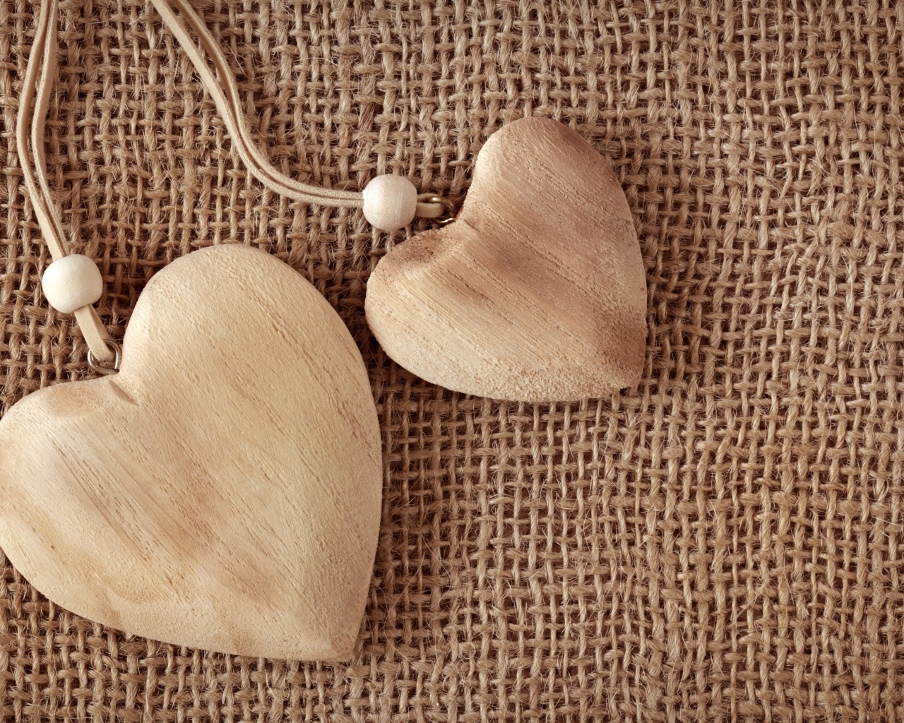 Два деревянных сердца на ткани