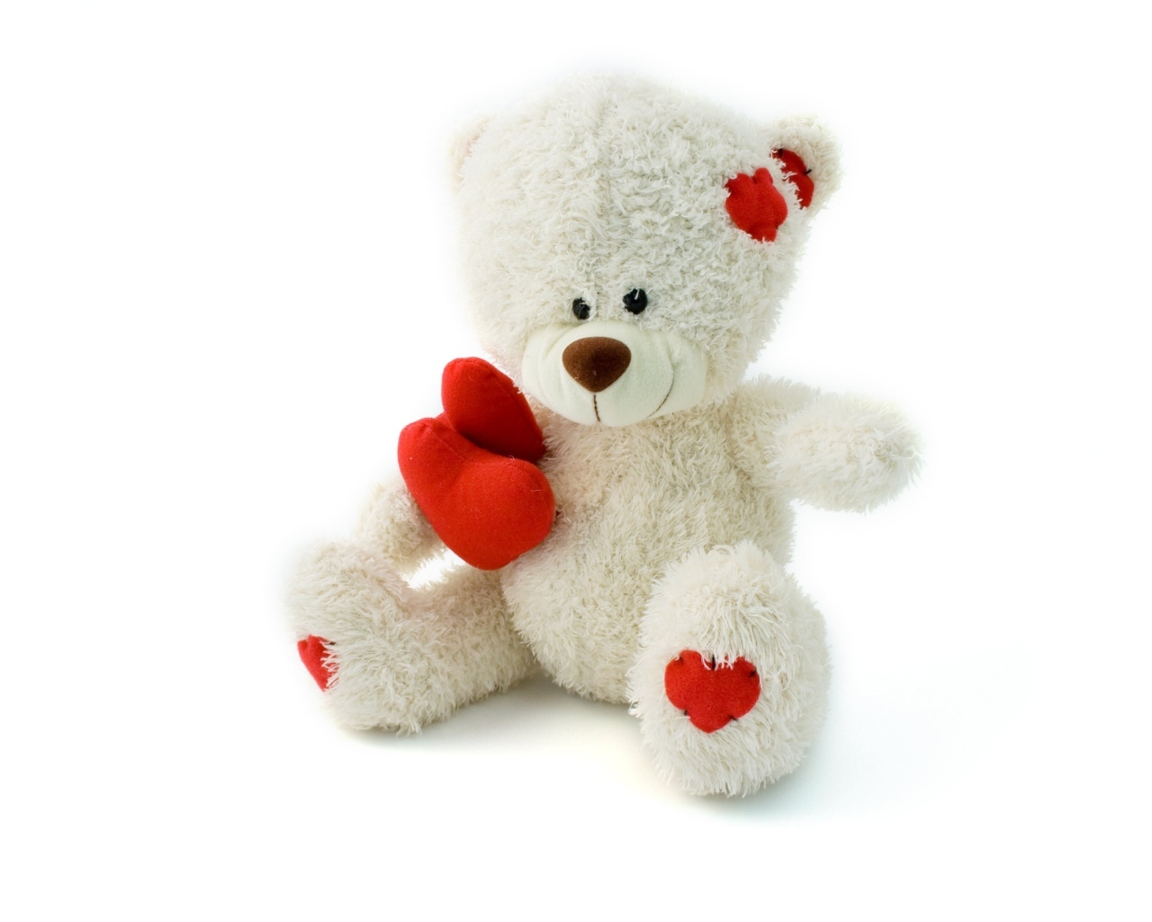Белый плюшевый мишка с красным сердцем
