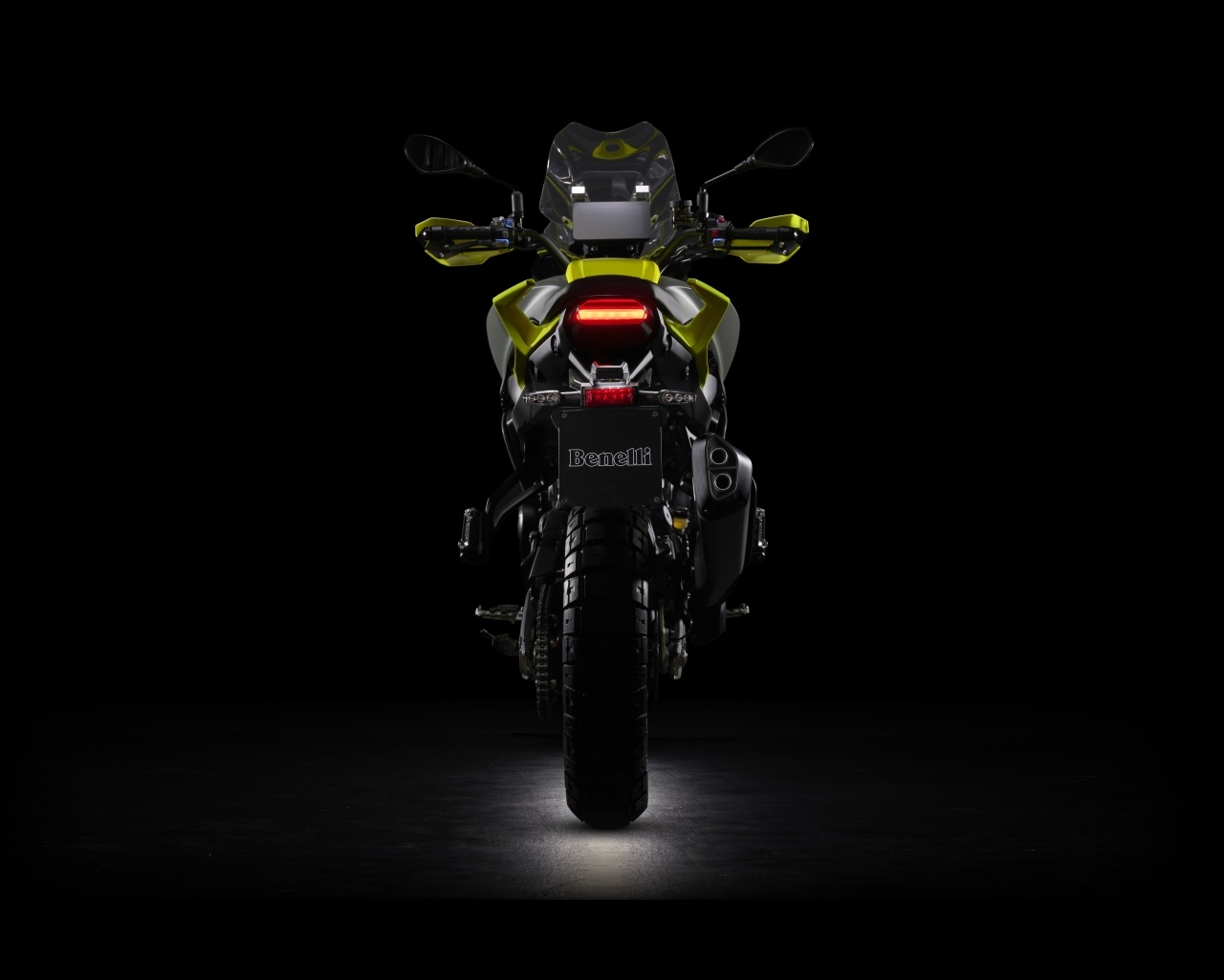 Мотоцикл Benelli TRK 800 на черном фоне