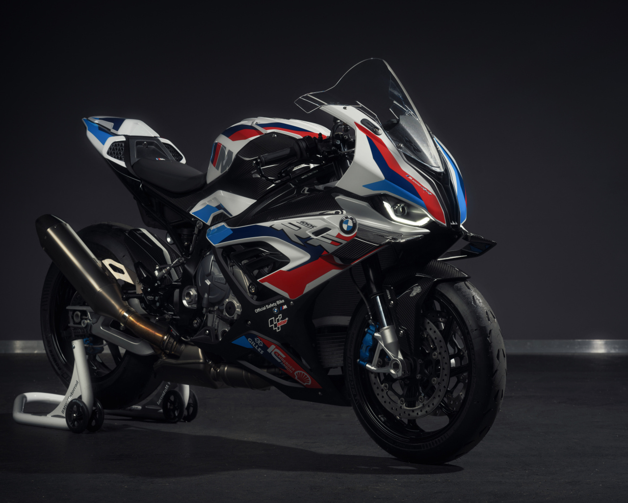 Большой спортивный мотоцикл bmw