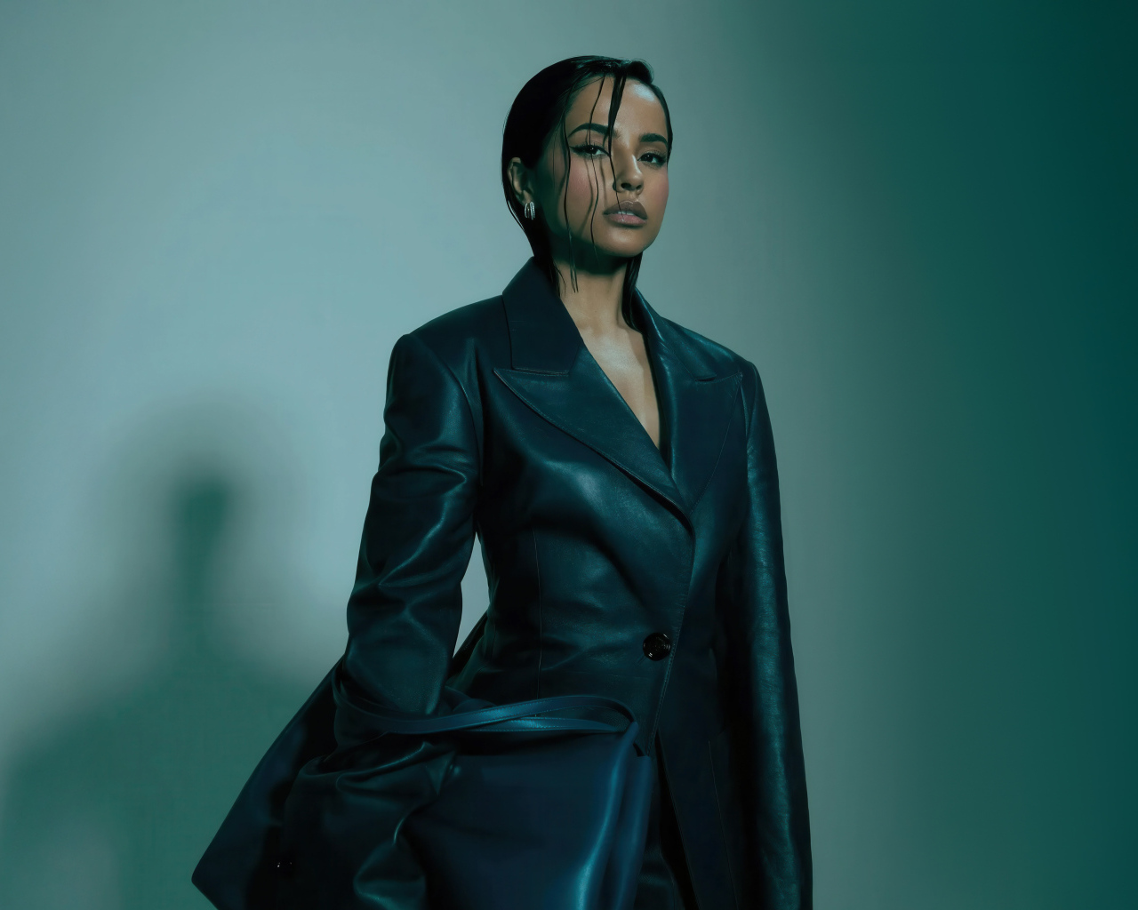 Американская певица Бекки Джи в черном пальто