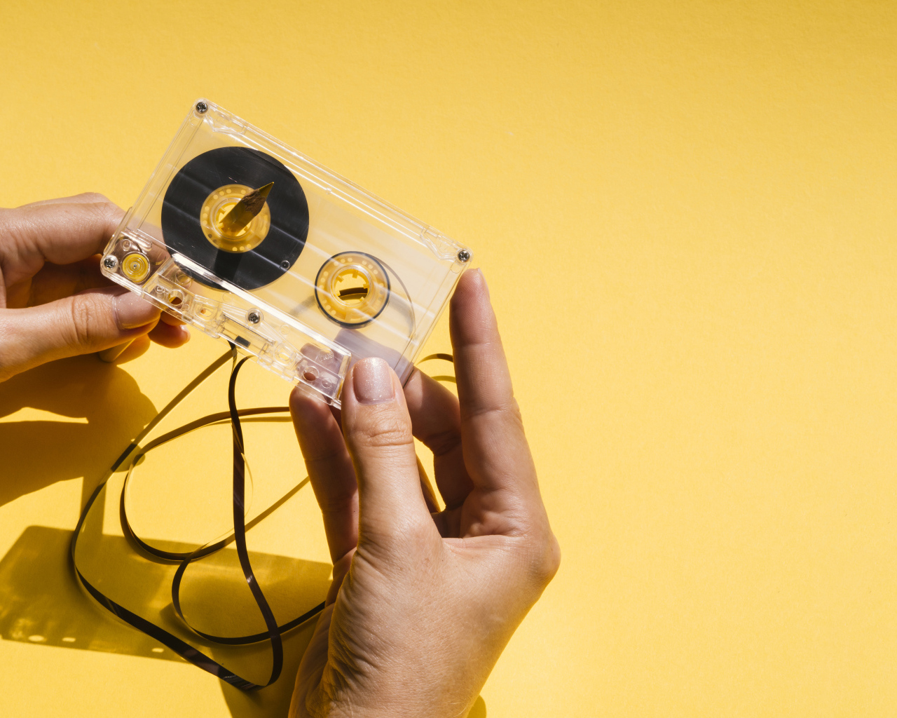 Старую кассету наматывают карандашом