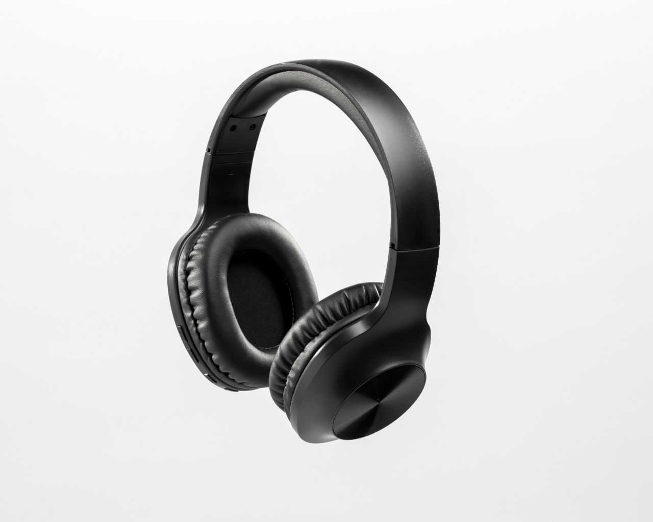 Большие черные наушники на сером фоне