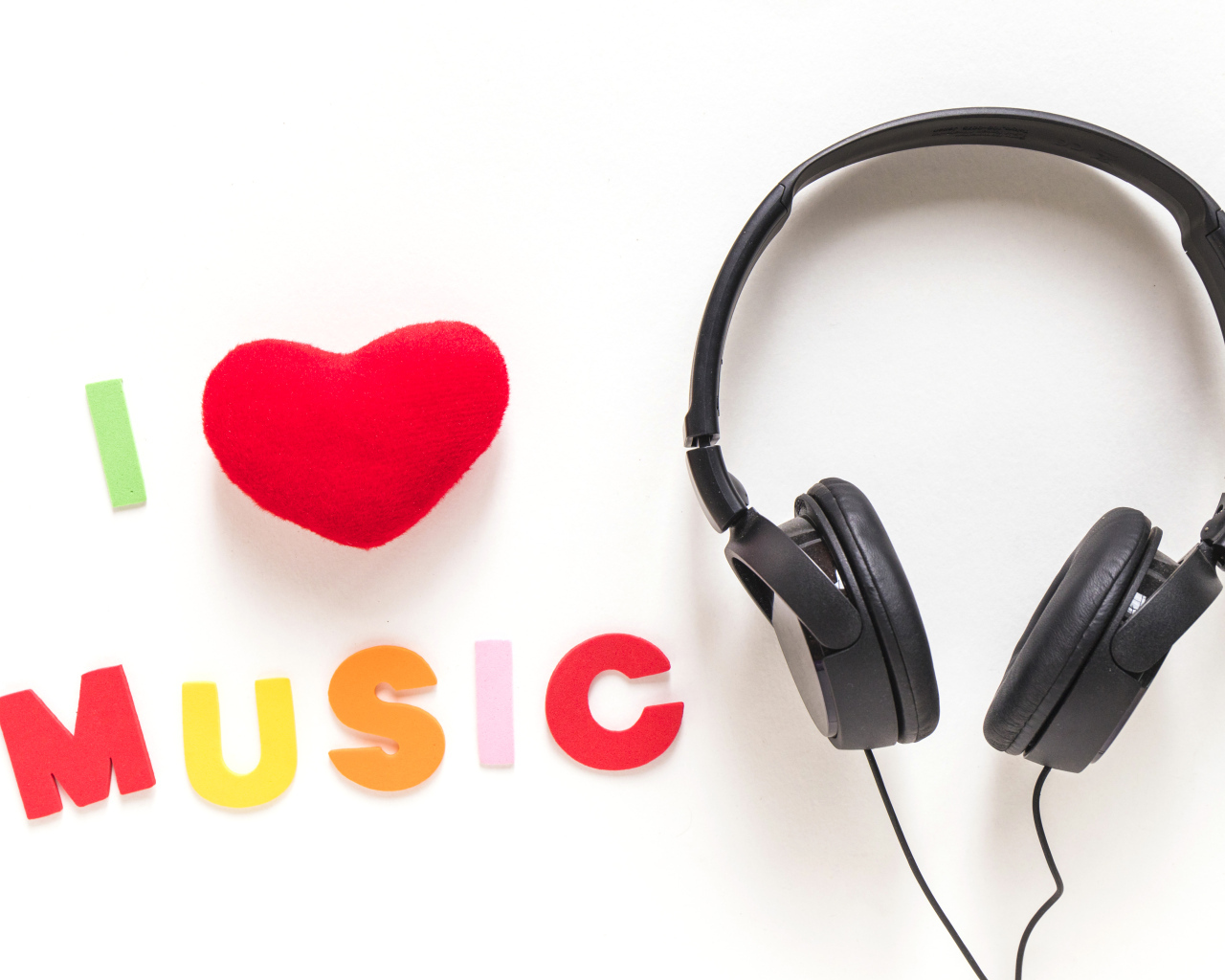 Черные наушники с надписью я люблю музыку