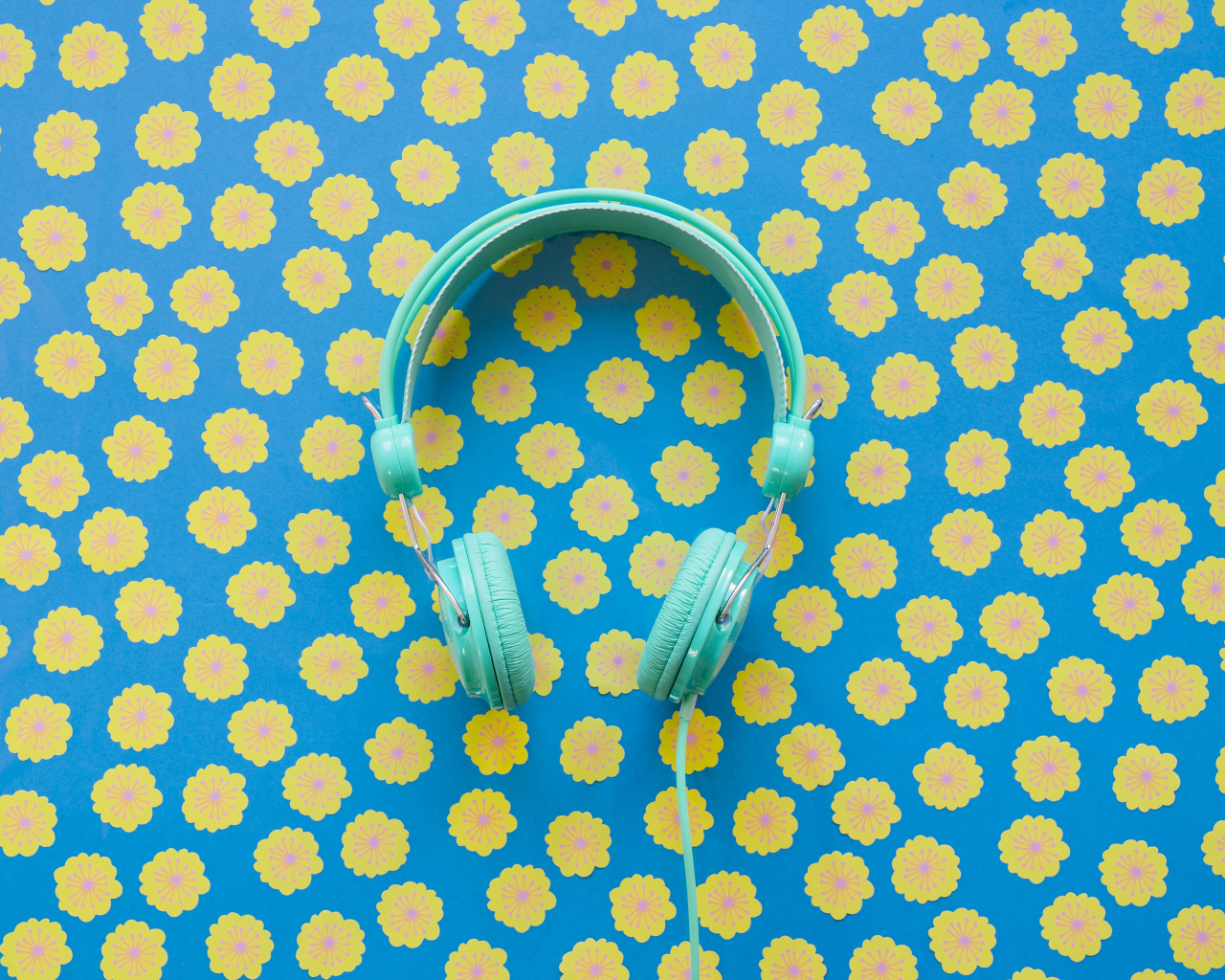 Голубые наушники на фоне с желтыми цветами