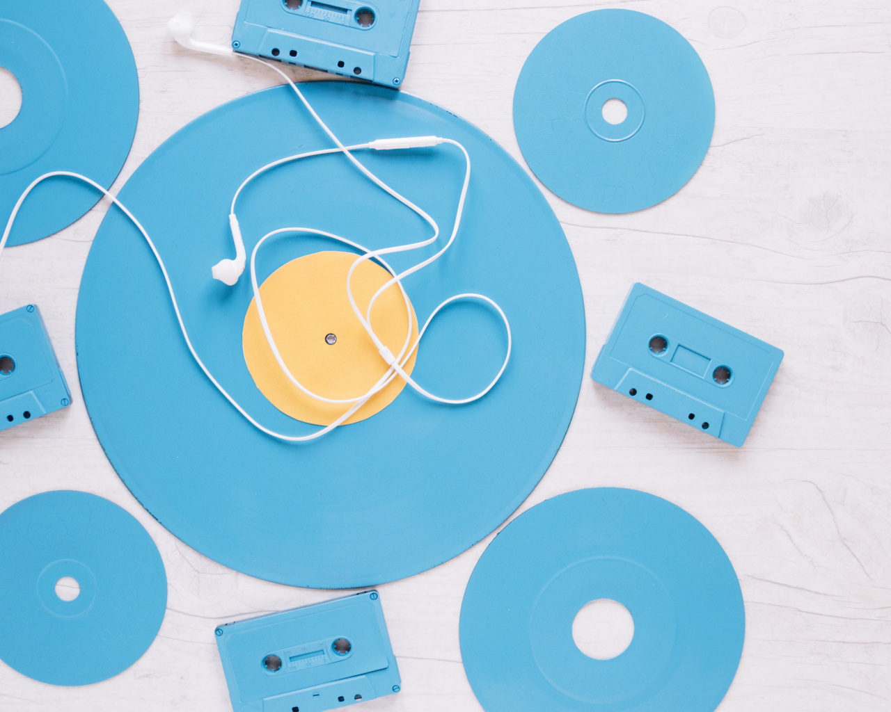 Голубые пластинки и кассеты на белом фоне