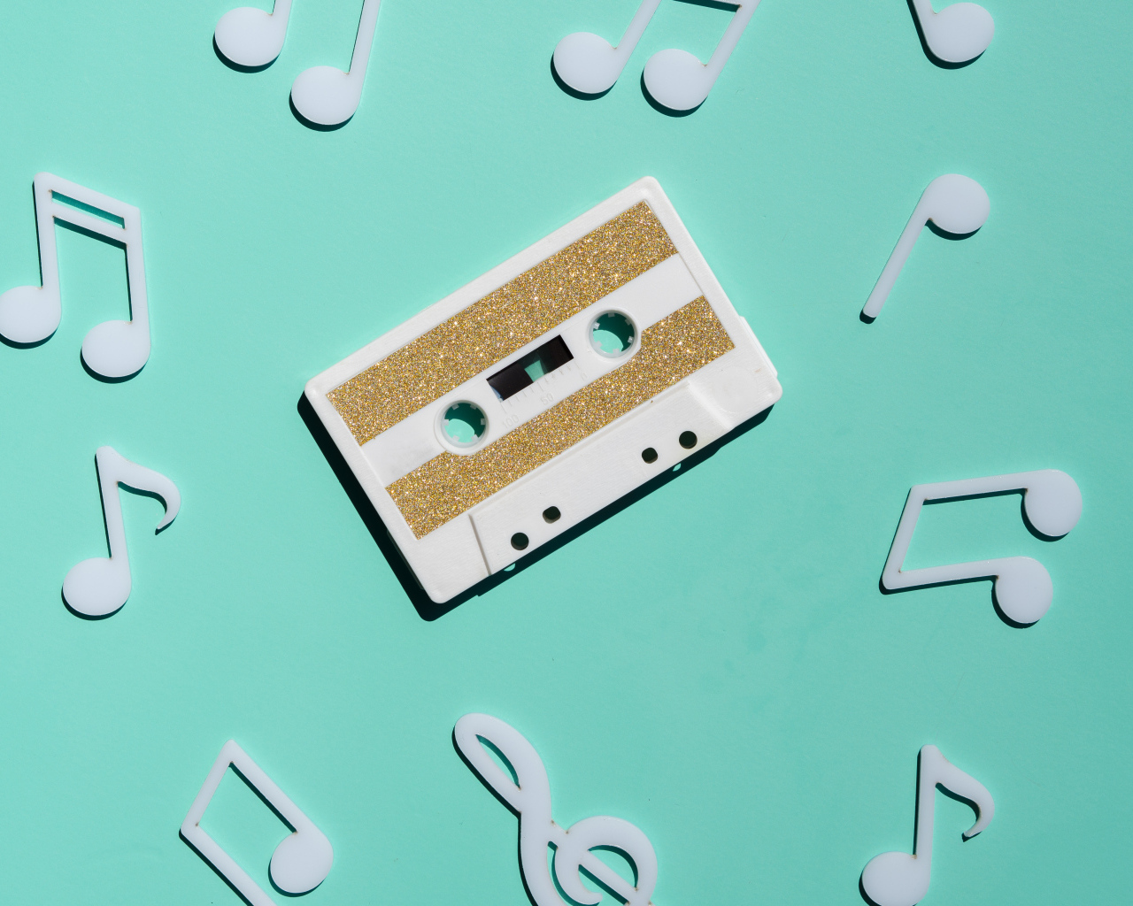 Кассета с белыми нотами на голубом фоне