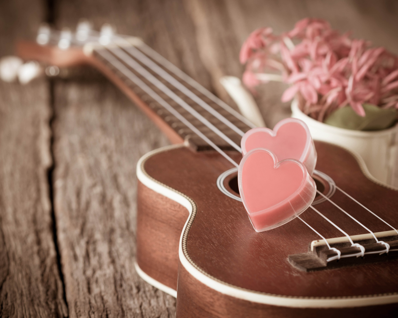 Гитара с маленькими сердечками