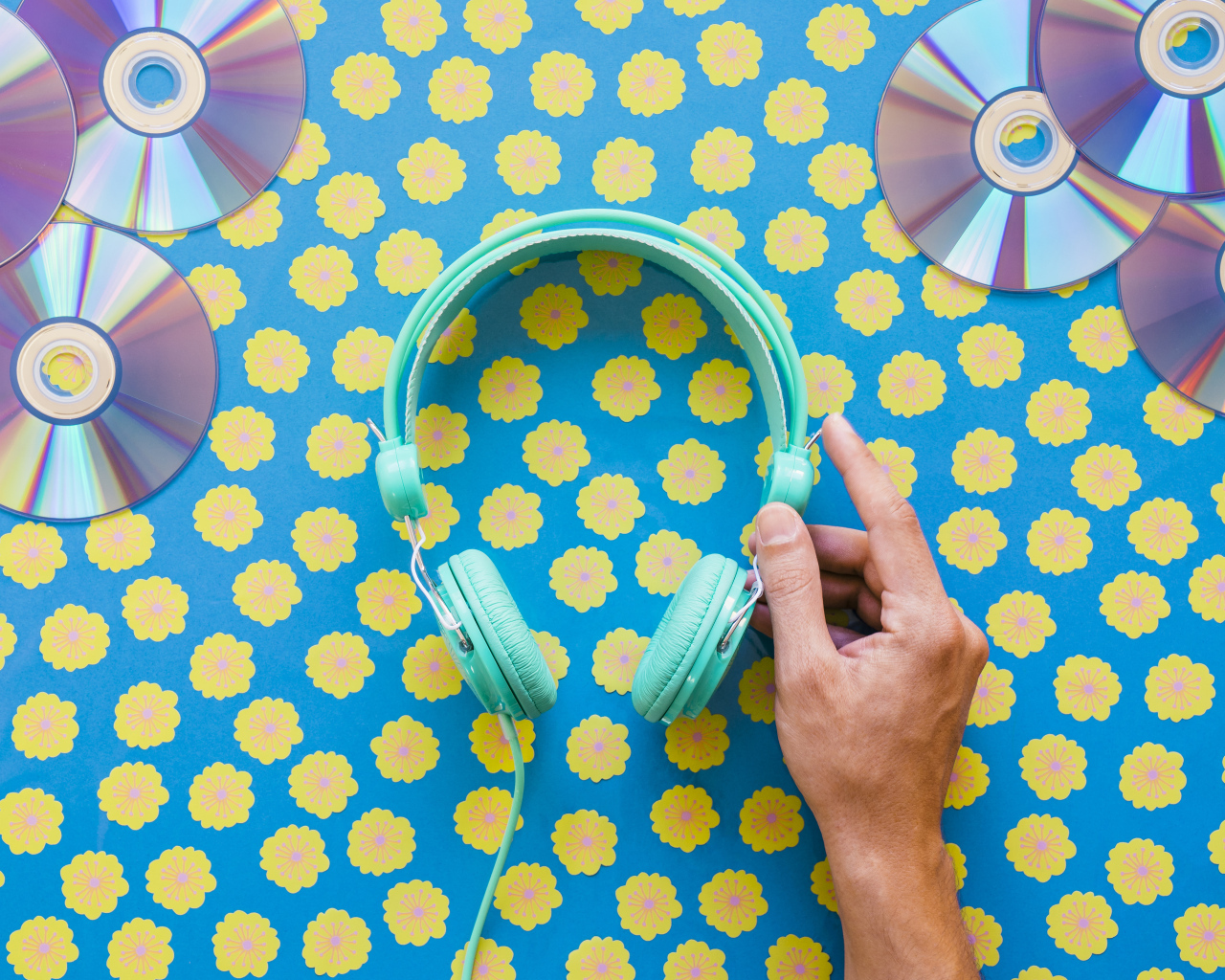 Наушники и диски на цветочном фоне