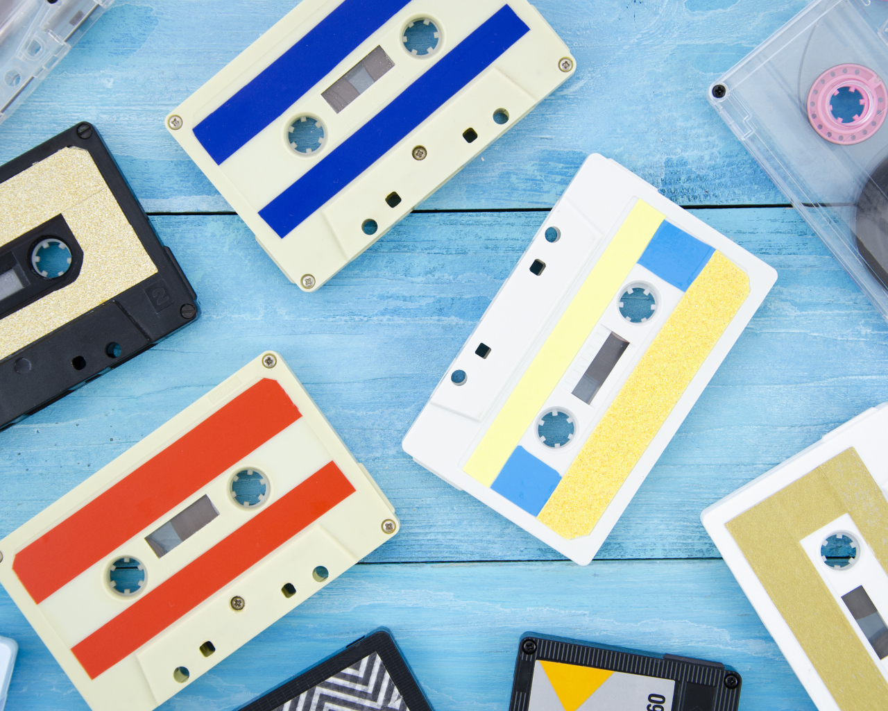 Много старых кассет на голубом фоне