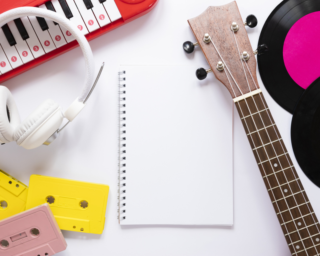 Музыкальные инструменты с наушниками, кассетами и пластинками