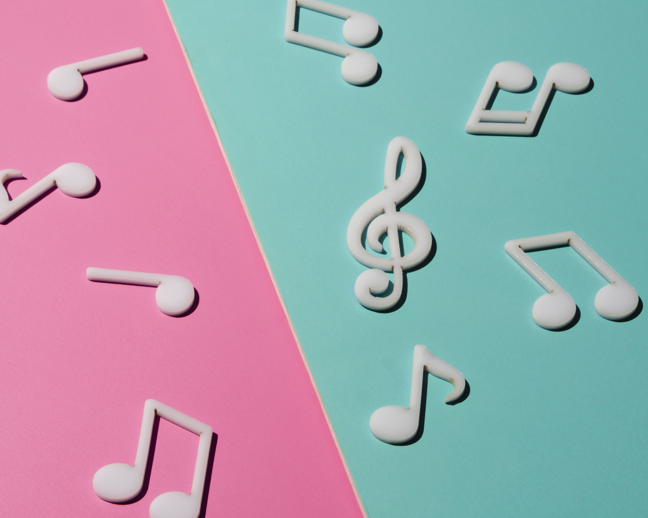 Розовый и голубой фон с нотами