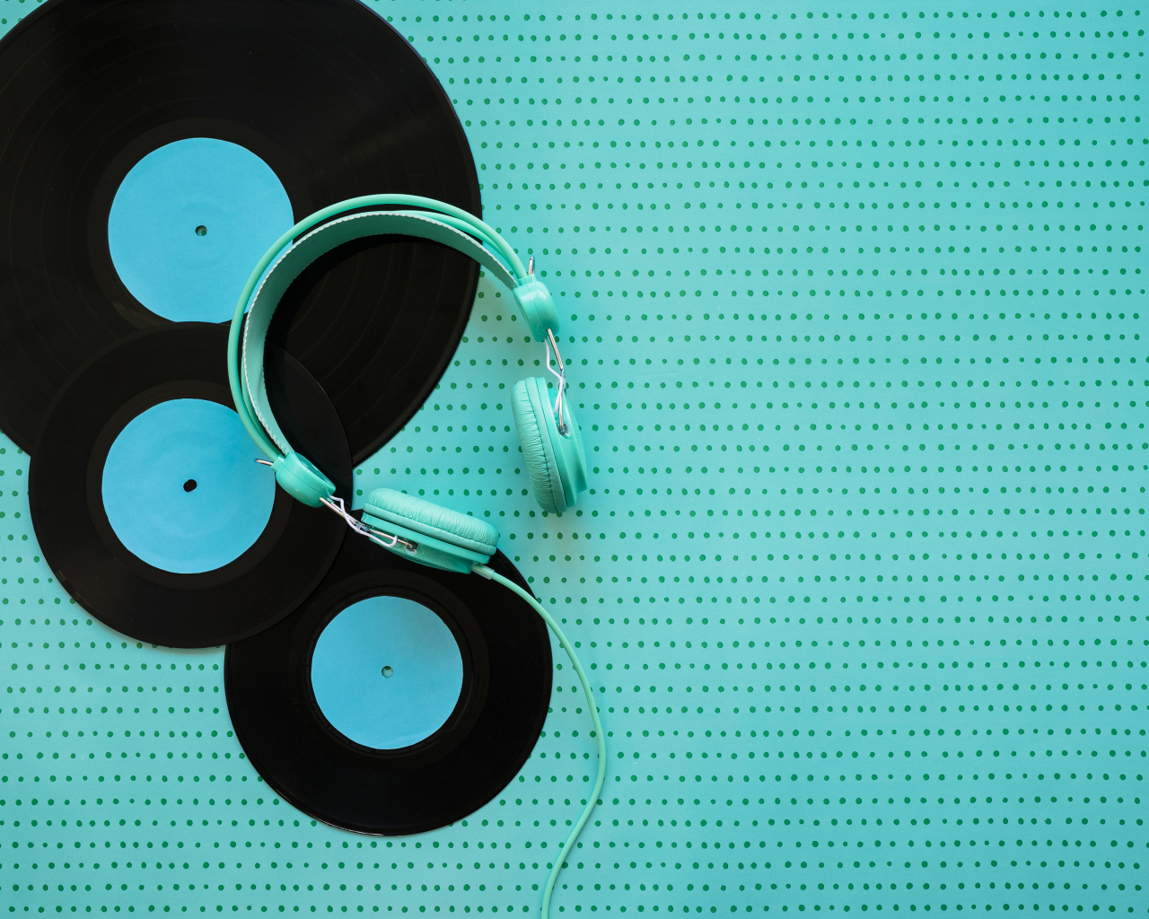 Пластинки и наушники на голубом фоне