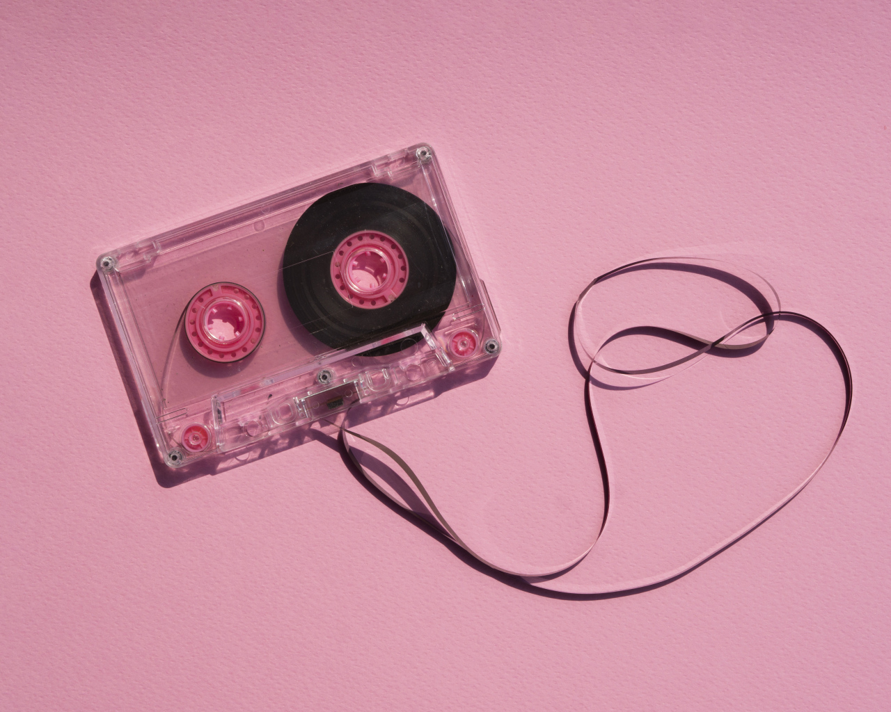 Магнитофонная кассета на розовом фоне