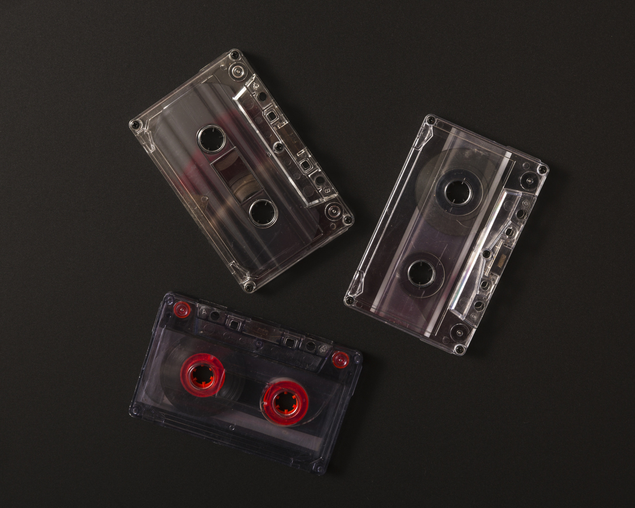 Три кассеты на черном фоне