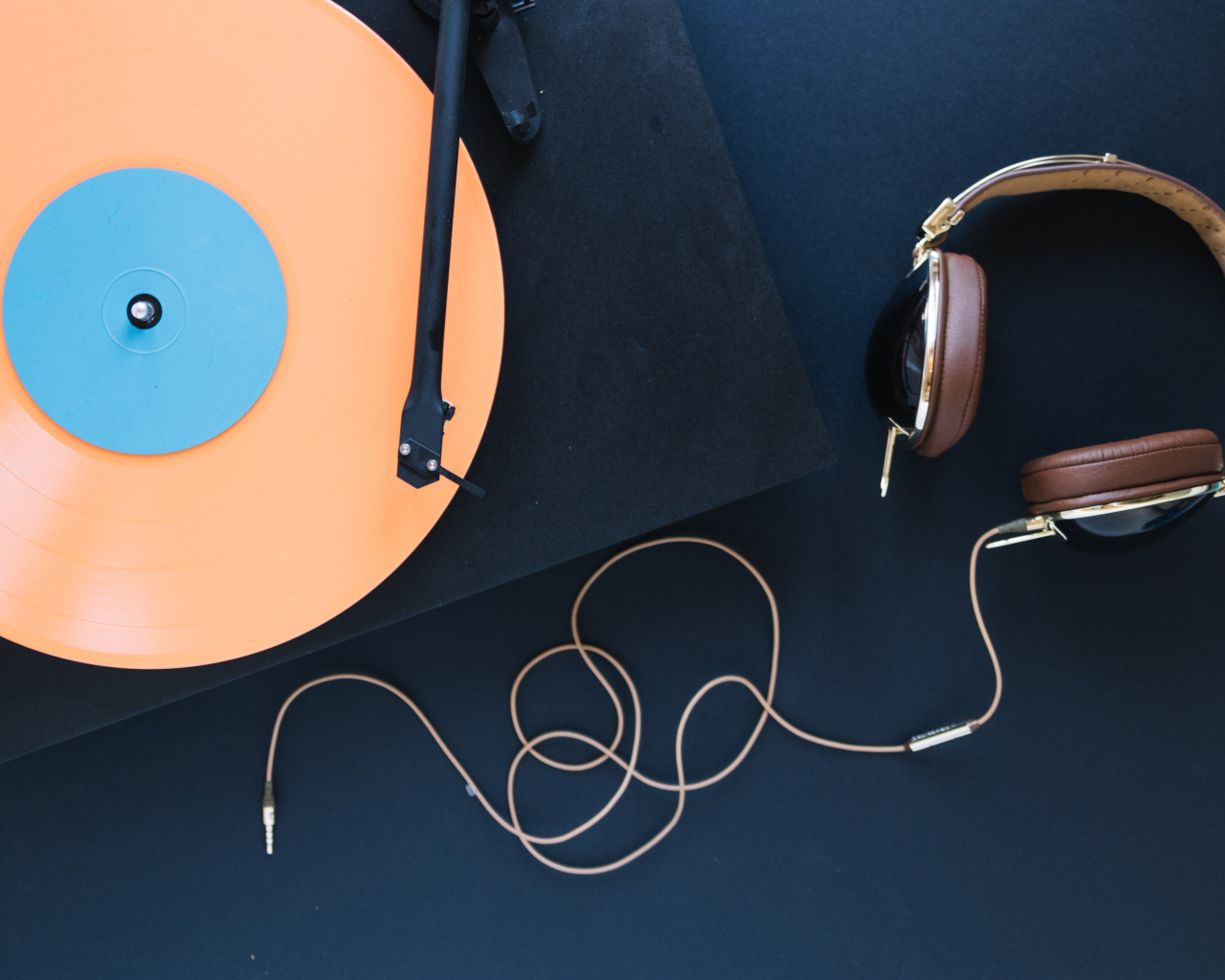 Виниловый проигрыватель с наушниками