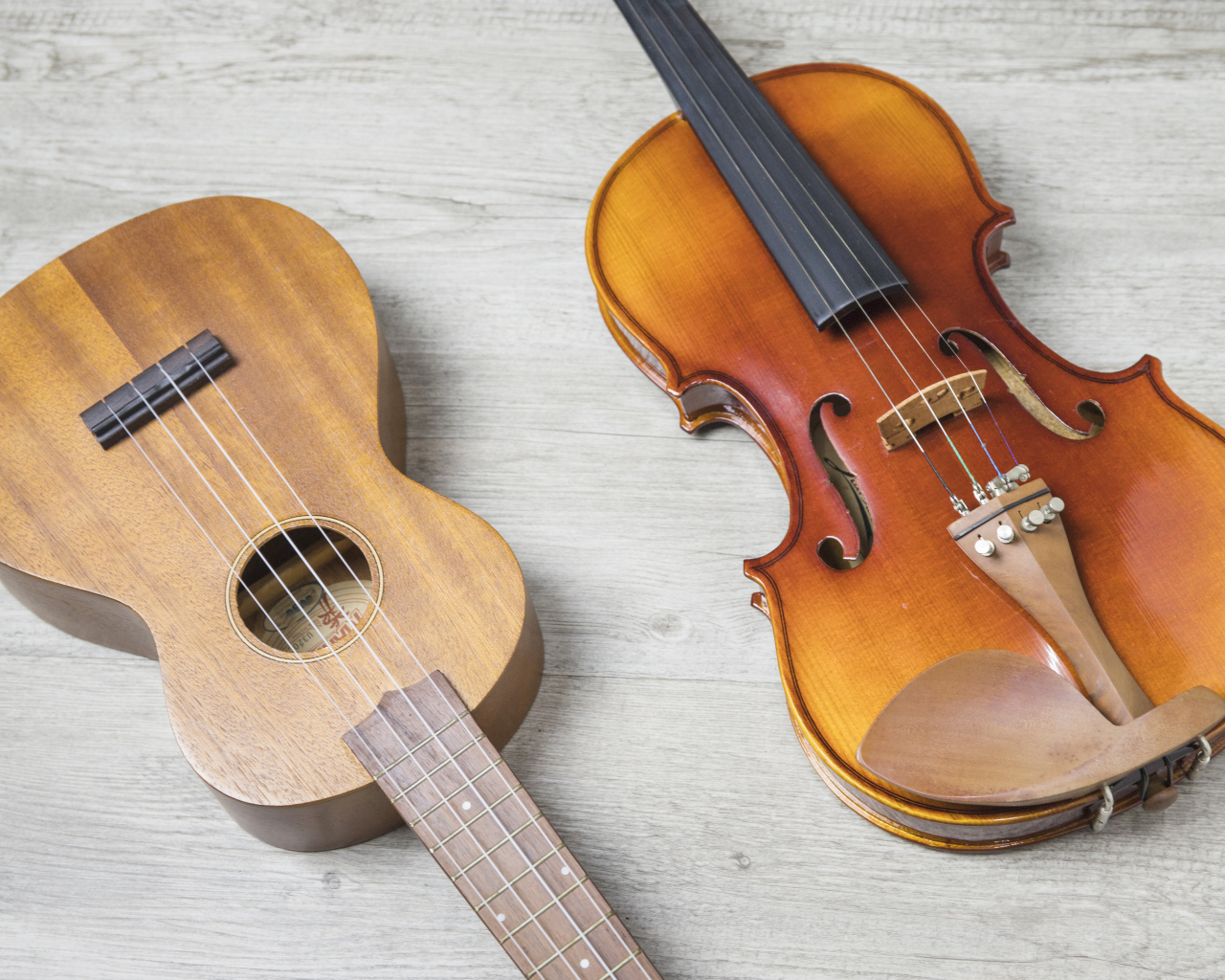 Скрипка и гитара на деревянном фоне