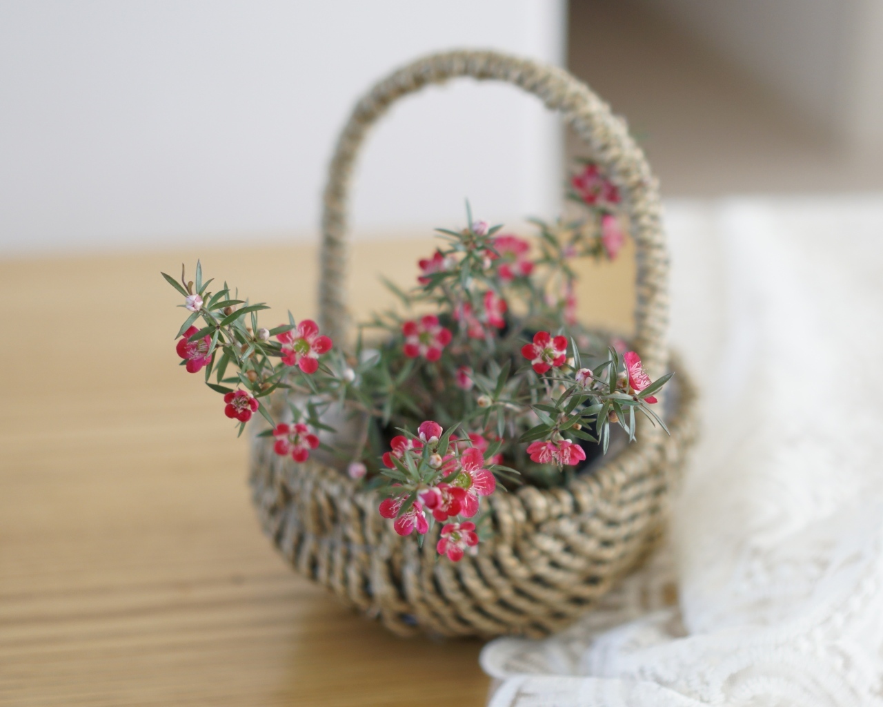 Корзина с цветами на столе