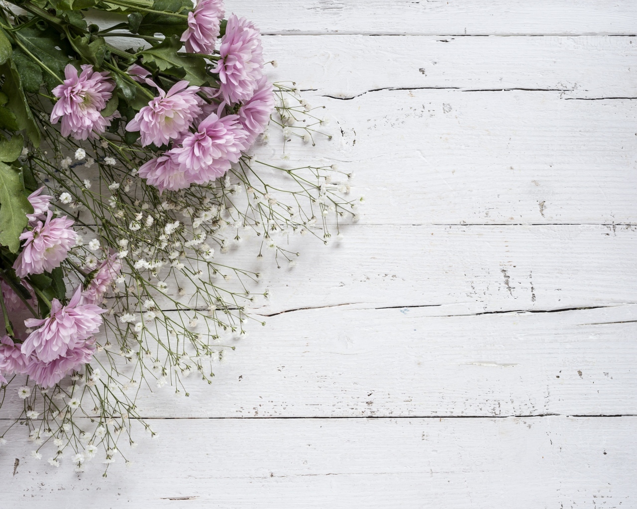 Букет розовых цветов хризантемы и белых цветов гипсофилы