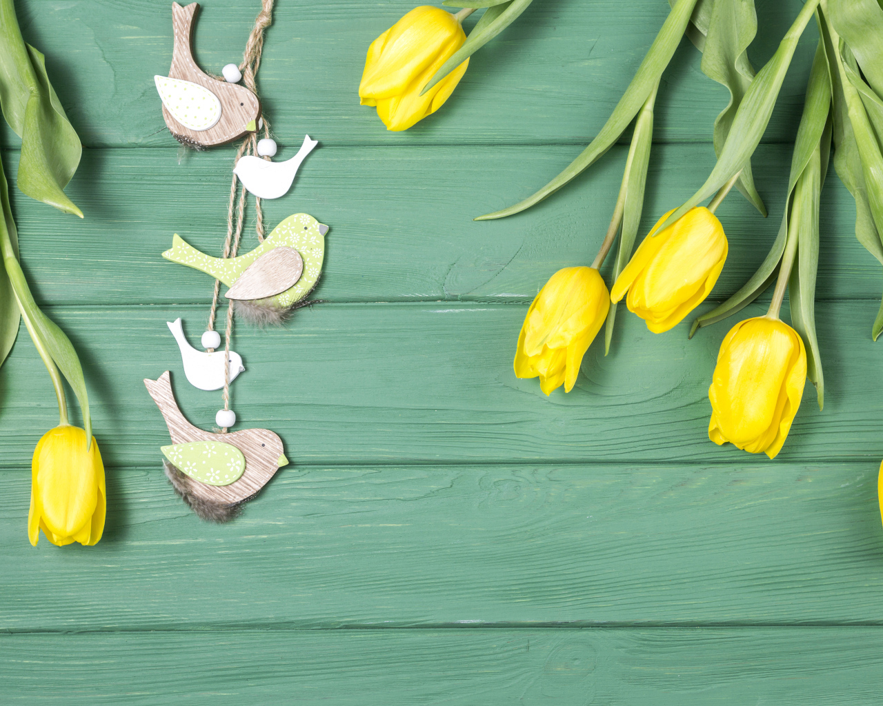 Букет желтых тюльпанов с птичками на зеленом столе