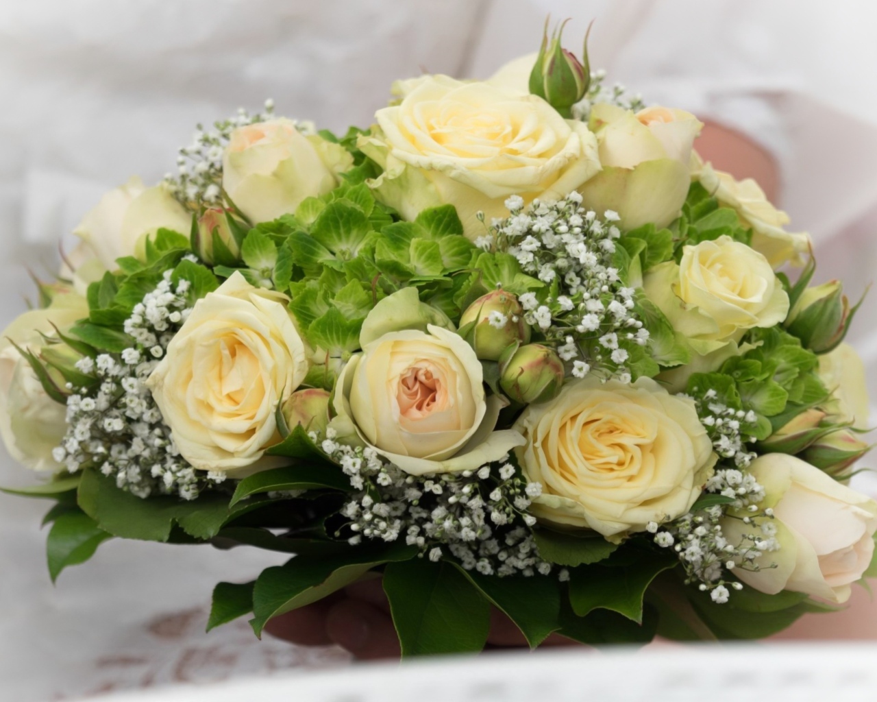 Букет невесты с цветами розы, гортензии и гипсофилы
