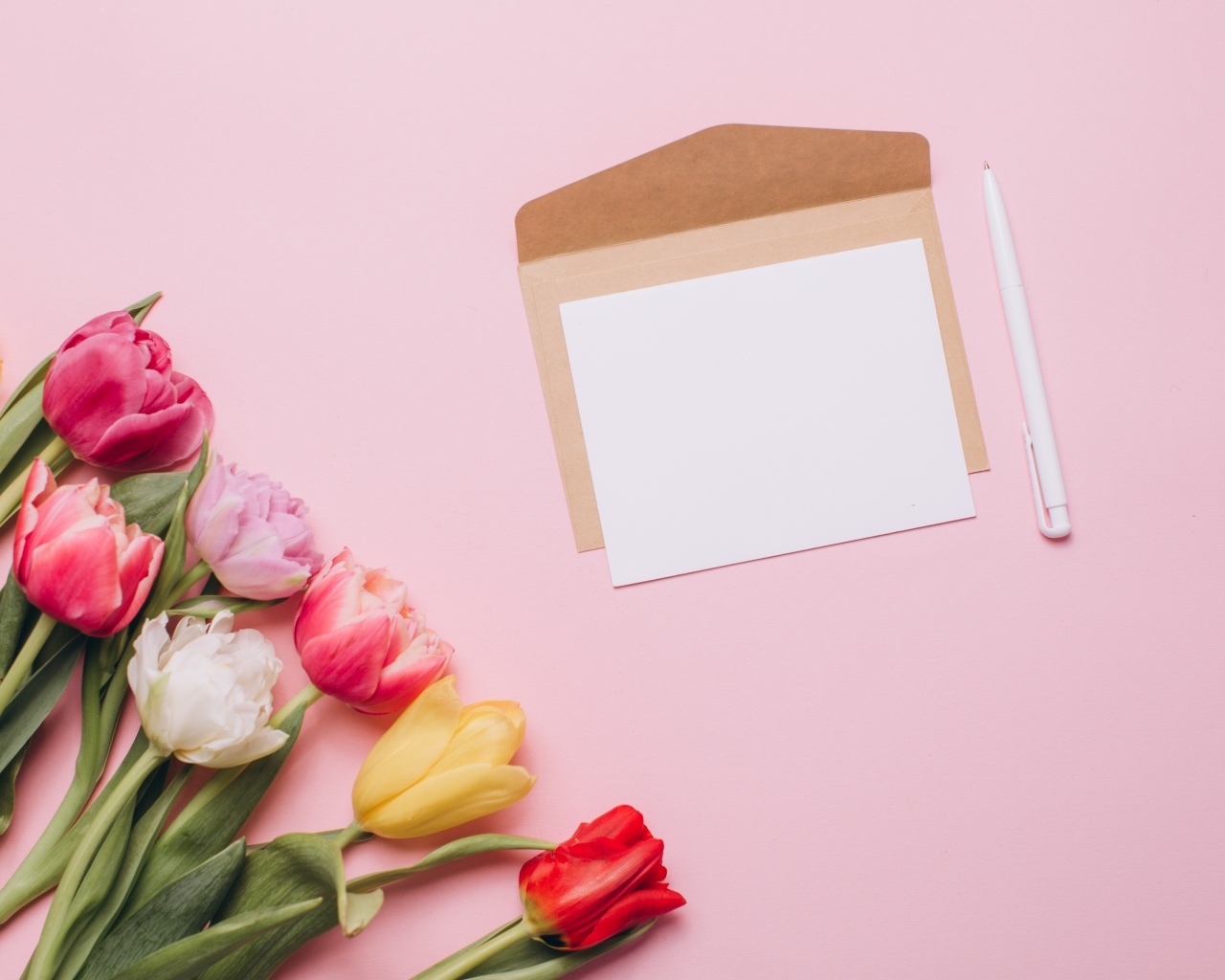 Письмо с букетом тюльпанов и ручкой на розовом фоне
