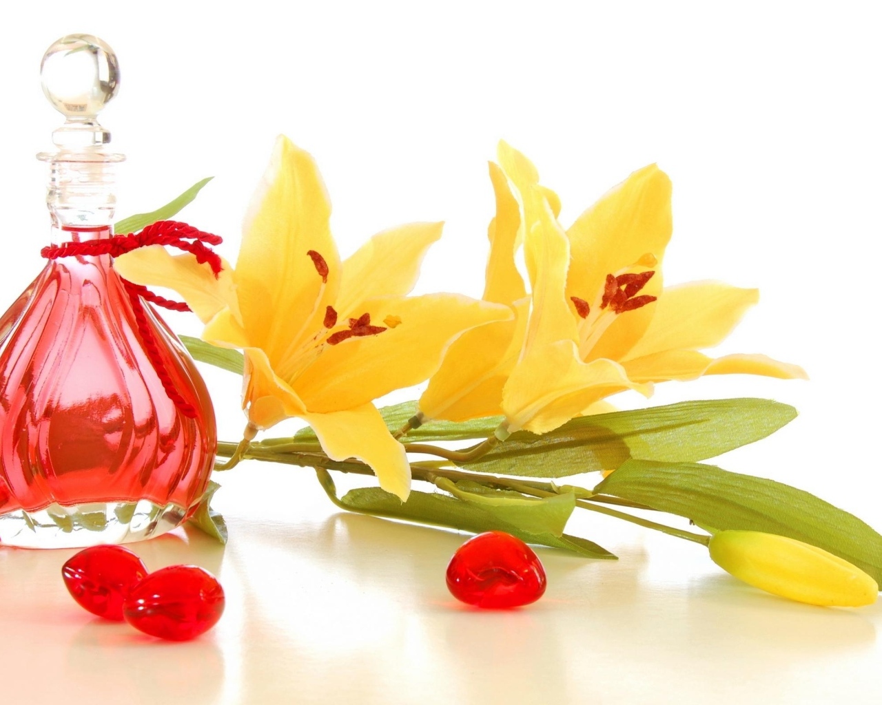 Желтые лилии на белом фоне с духами