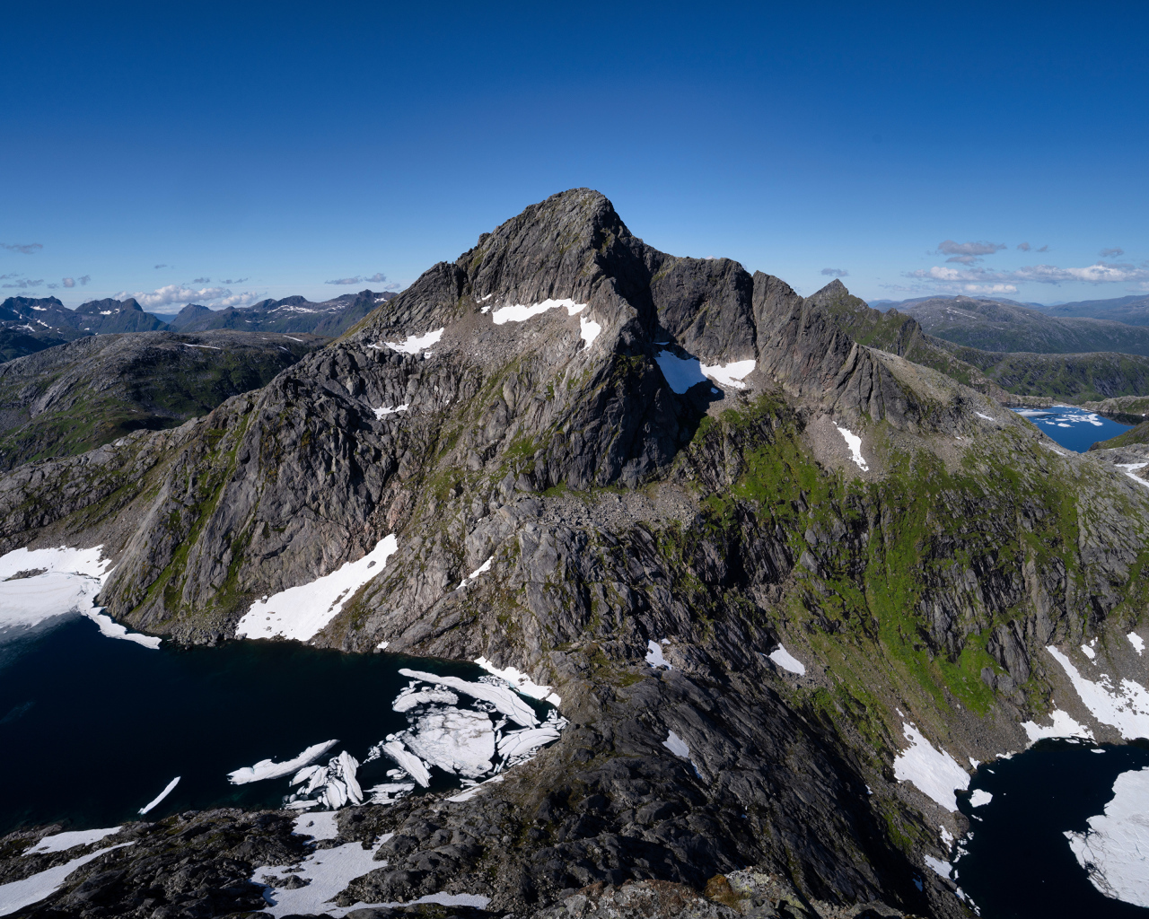 Вид на высокие горы под голубым небом