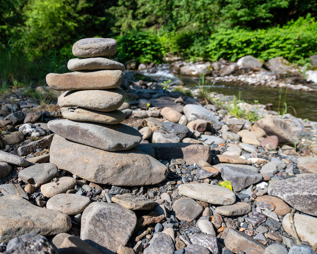 Пирамида из камней на берегу горной реки
