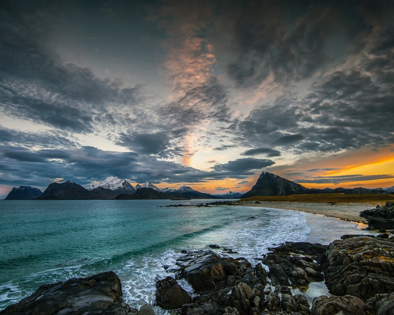 Черные облака над водой океана