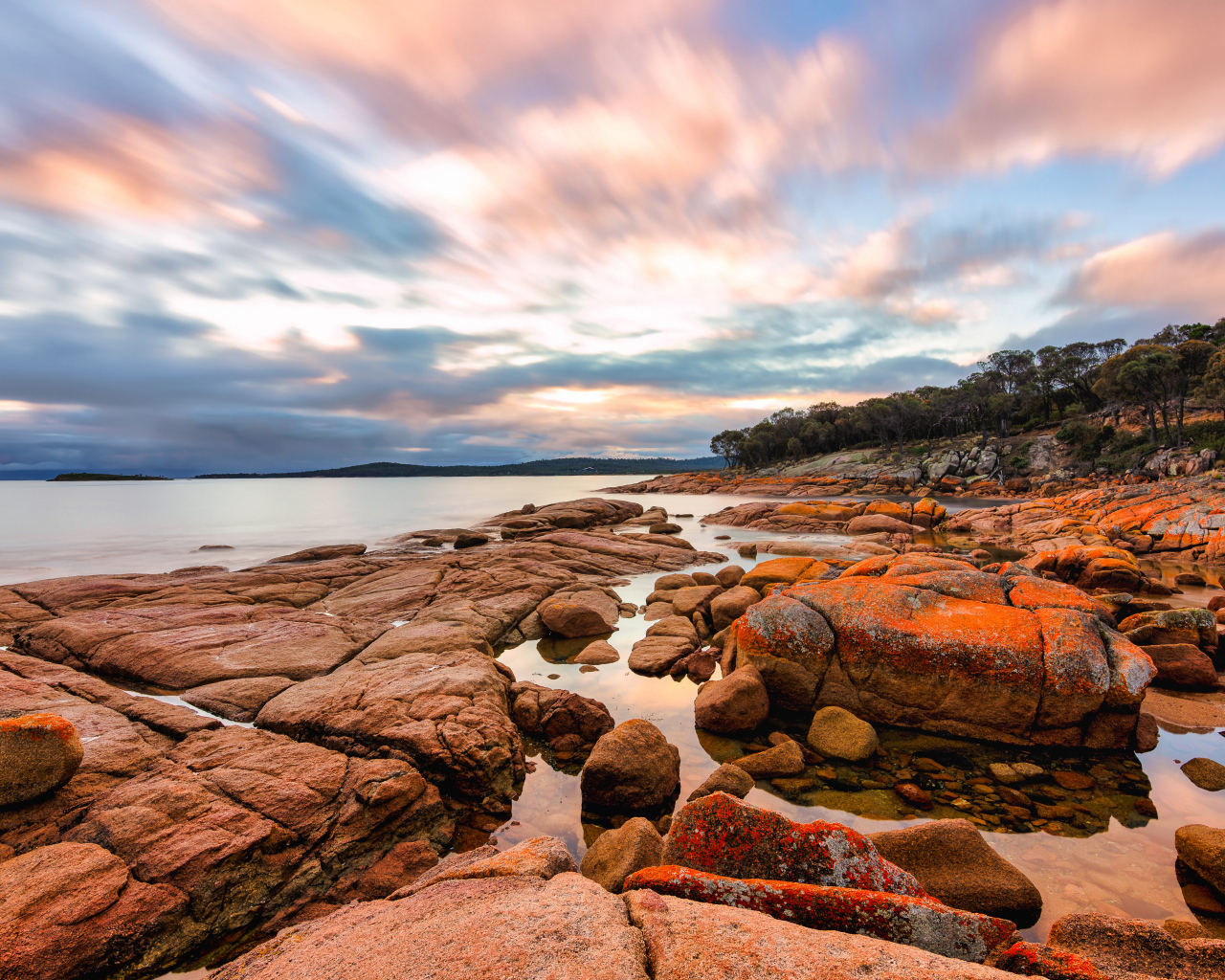 Большие камни на морском побережье