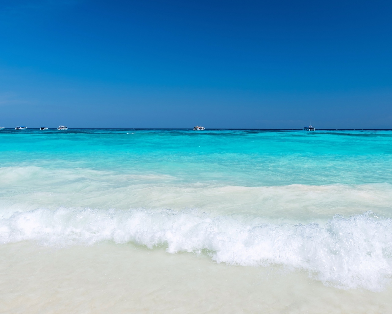 Бирюзовый океан с белыми волнами