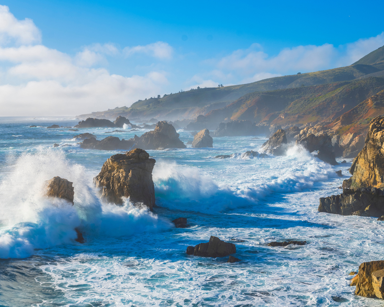 Белые бушующие волны бьются о камни 
