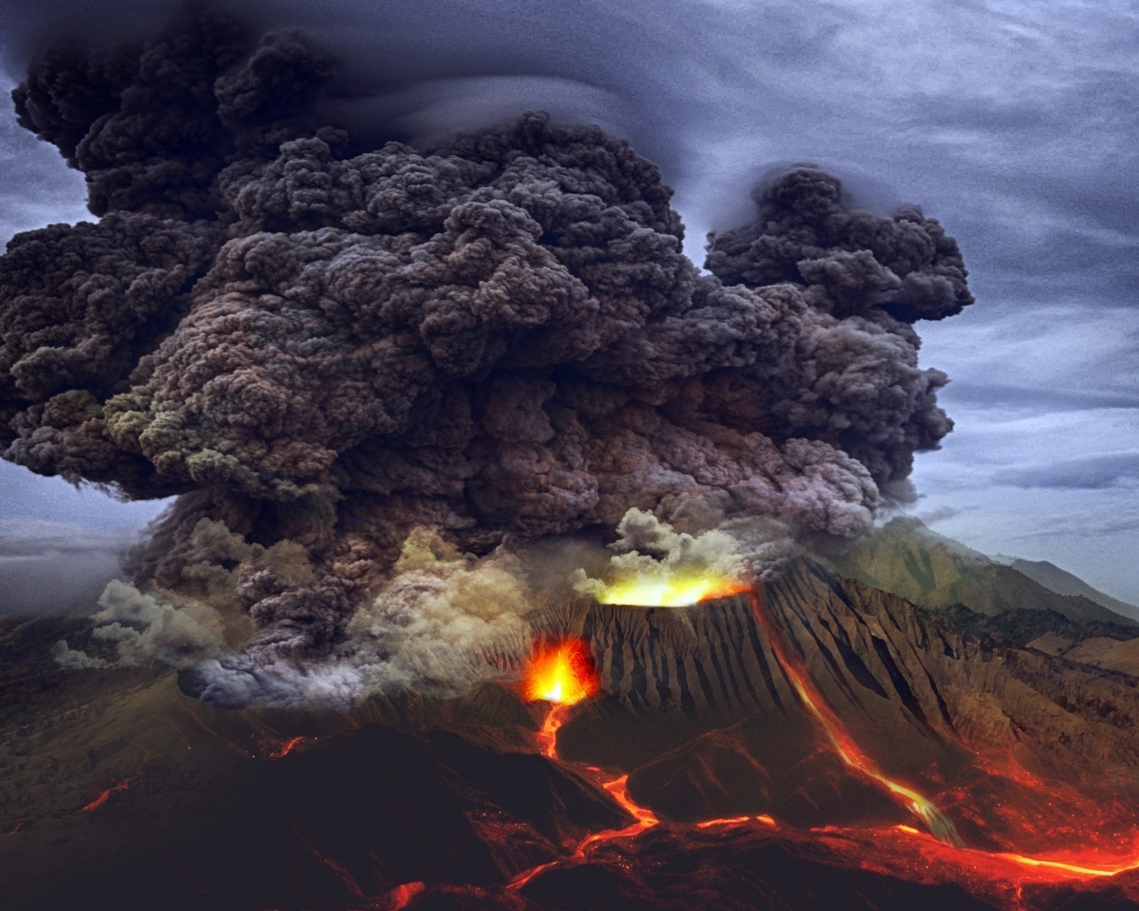 Страшный черный дым над извергающимся вулканом