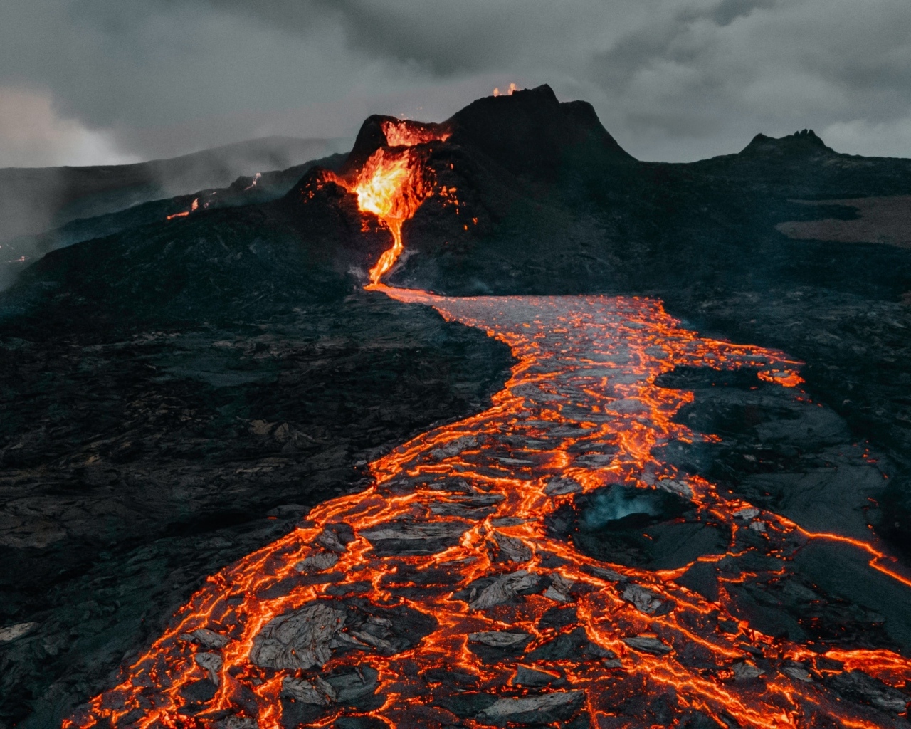Вулканическая раскаленная лава стекает по склону