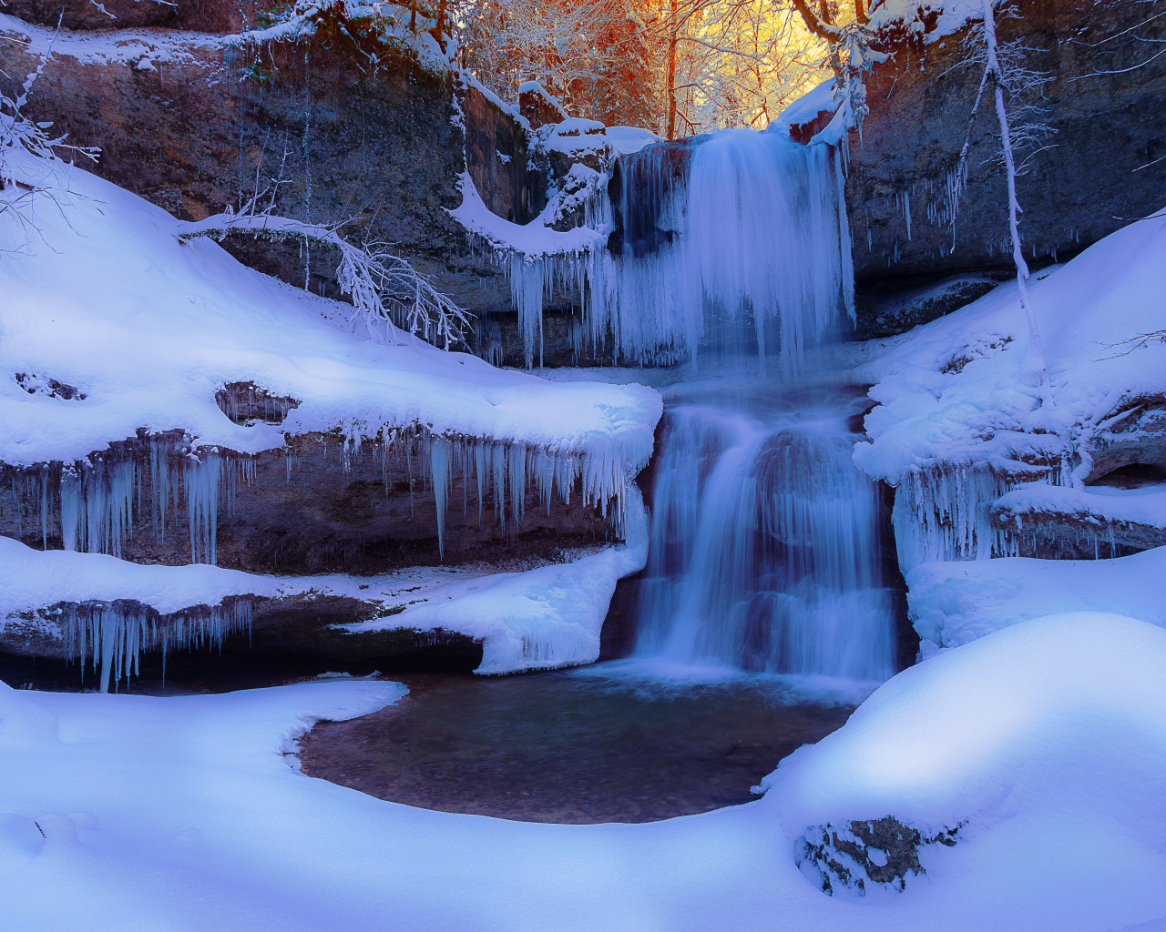 Заледеневший водопад на скале зимой