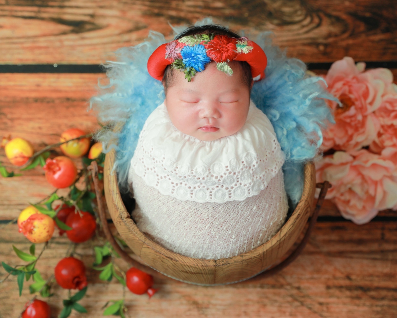 Маленький ребенок завернут в белое покрывало