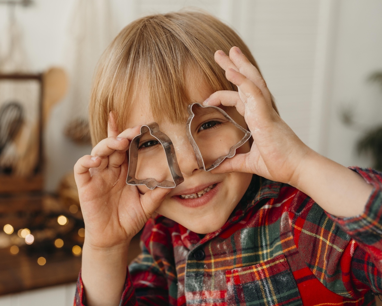 Ребенок с формочками для печенья в руках