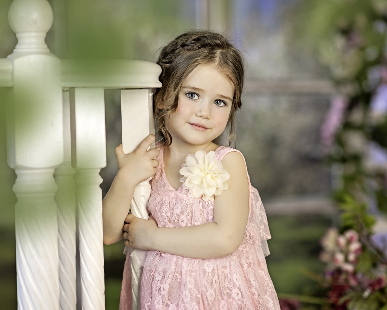 Милая маленькая девочка в розовом платье